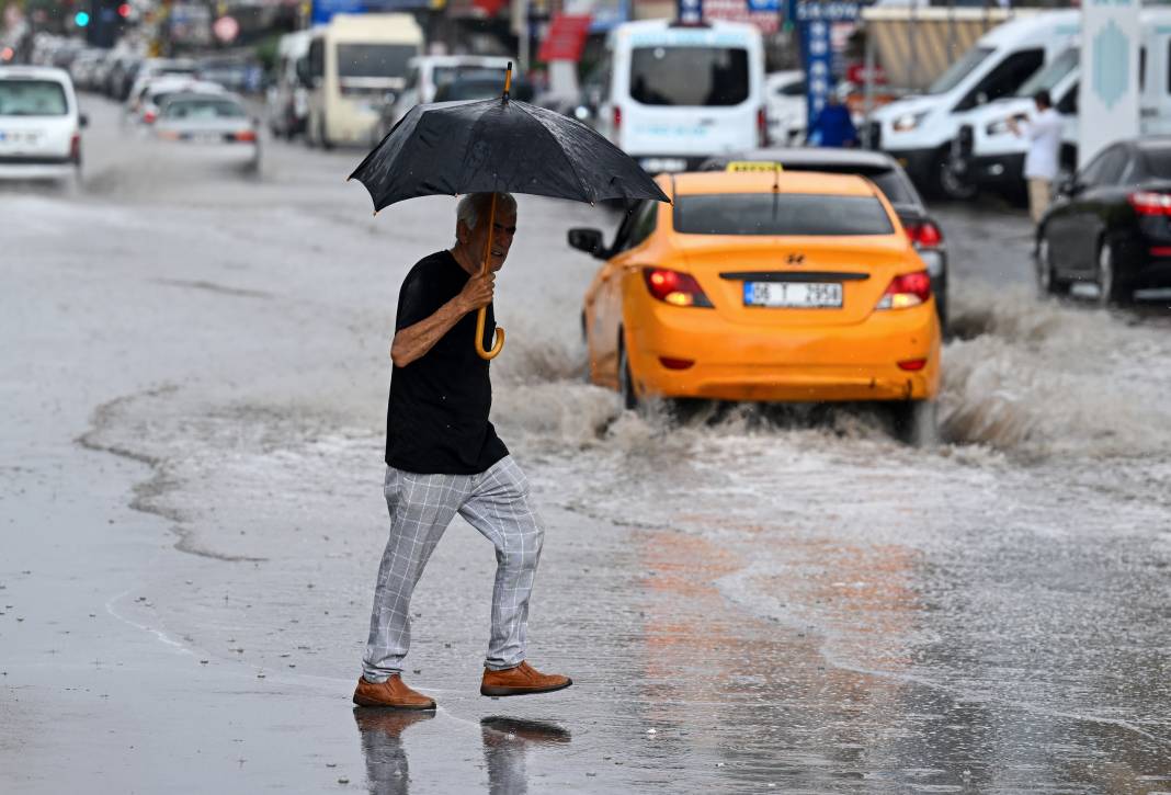 Ankara’da sağanak yaşamı felç etti! Alt geçit ve caddeler sular altında kaldı 23